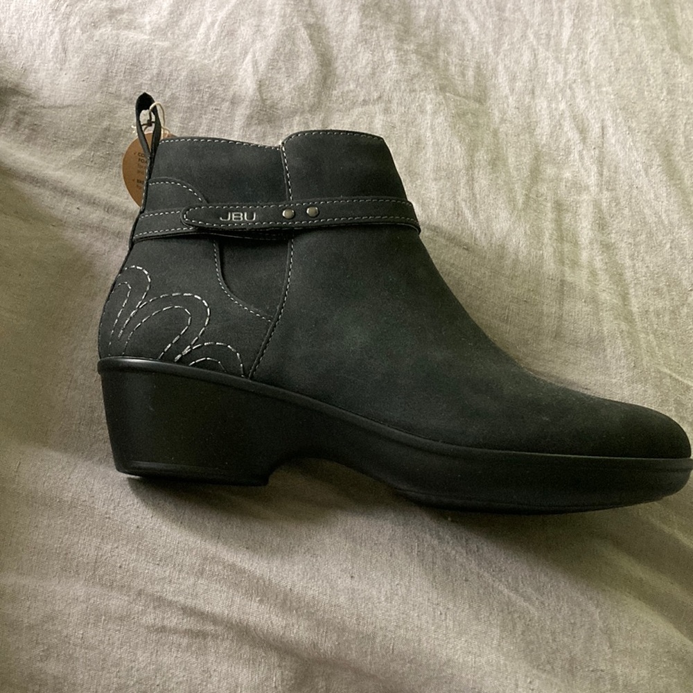 NWT gray JBU booties, size 7.5, vegan leather. Comfortable and stylish.